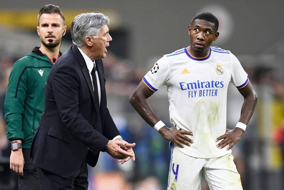 Real Madrid David Alaba dương tính với COVID-19