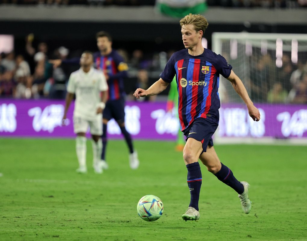 De Jong được khuyên ra đi ngay trong màu hè này