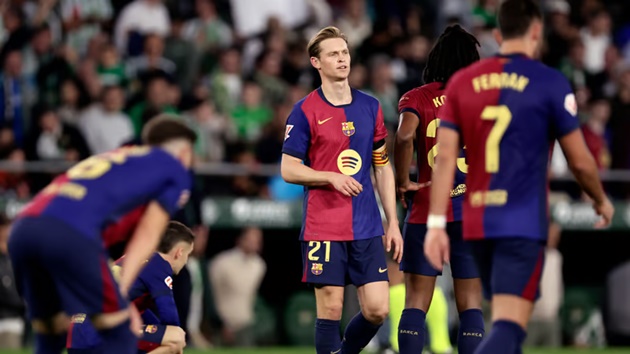 Đoạn đi xuống của Frenkie de Jong ở Barcelona Sai lầm nghiêm trọng, mất vị trí và tương lai không chắc chắn