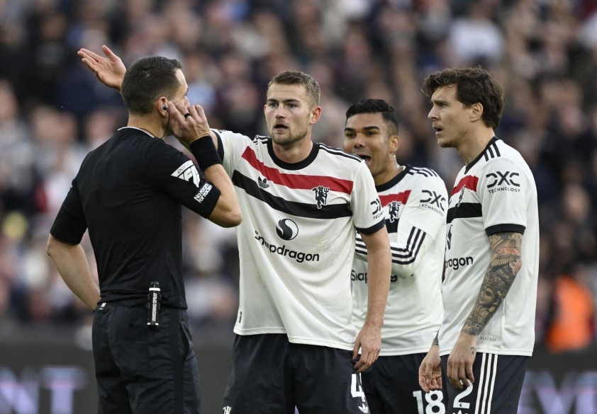 Đấu khẩu với trọng tài và cáo buộc xử ép Ten Hag phẫn nộ sau thất bại đau đớn của Manchester United