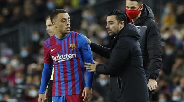 Dest tiết lộ sự thiếu trung thực của Xavi trong thời gian làm việc tại Barcelona