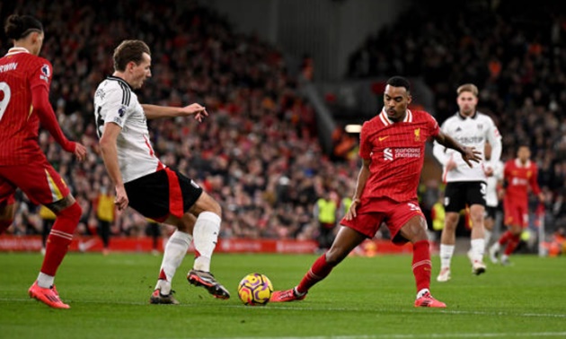 Màn trình diễn đầy ấn tượng của Gravenberch ở vị trí không quen thuộc giúp Liverpool giành 1 điểm trước Fulham