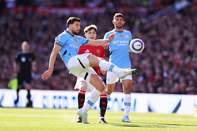 Ruben Dias lập kỷ lục thẻ vàng sớm nhất lịch sử derby Manchester