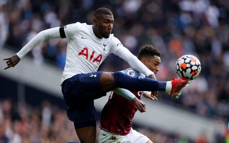 Tottenham ra giá cho Emerson Royal 