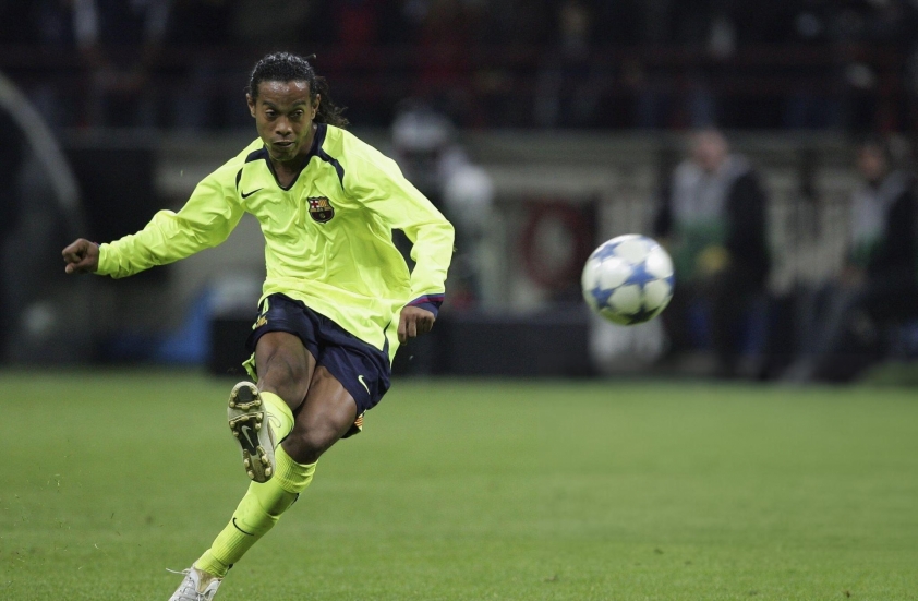 Ronaldinho khuấy đảo khán giả với siêu phẩm đá phạt trong trận El Clasico của các huyền thoại