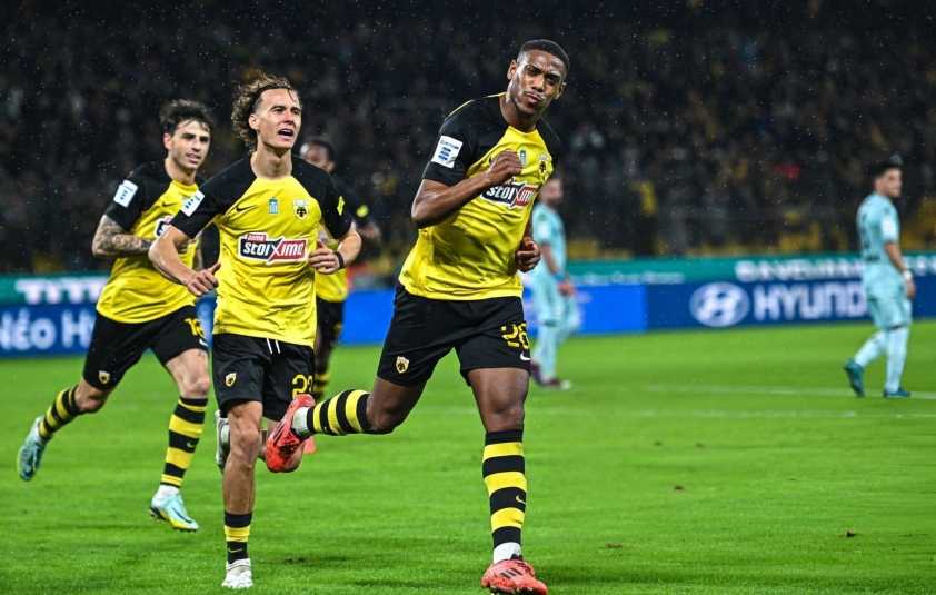 Anthony Martial nhảy múa ăn mừng với người hâm mộ AEK Athens sau chiến thắng ấn tượng