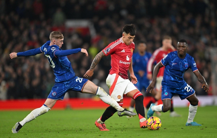 Phẫn nộ trước quyết định gây tranh cãi của trọng tài Maresca chỉ trích thẻ vàng của Martinez