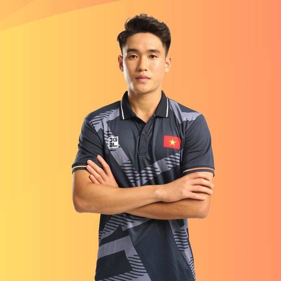 Trung vệ Huỳnh Tấn Sinh