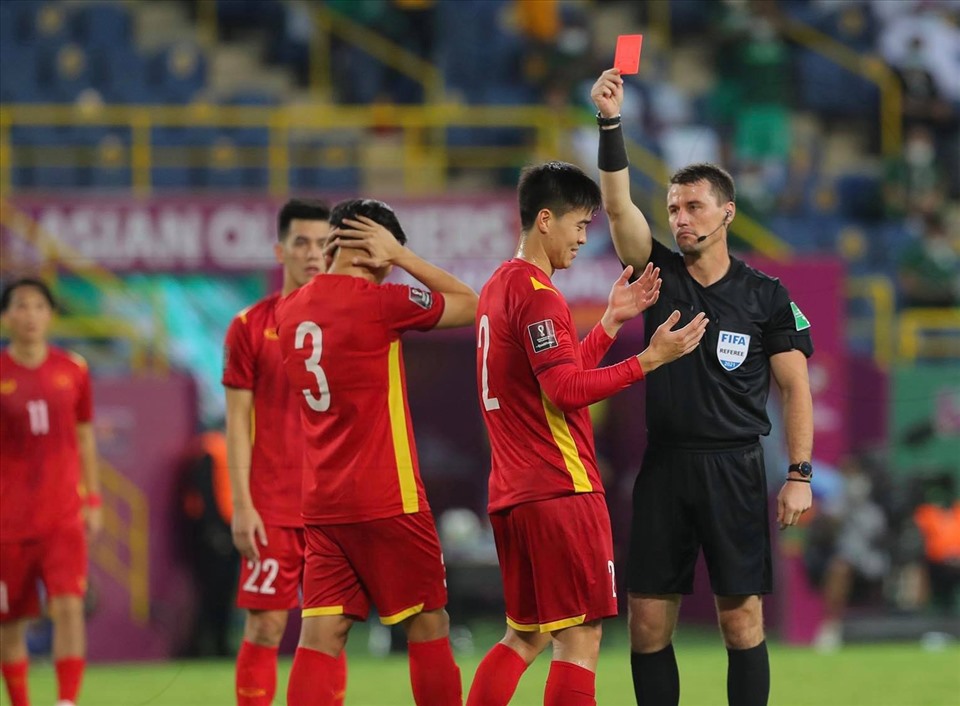 Duy Mạnh bị thẻ đỏ