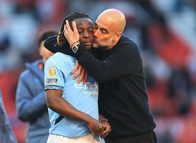 Guardiola và Doku: Hình ảnh cảm động sau trận derby Manchester
