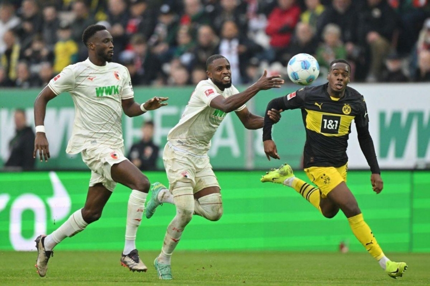 Đội đầu bảng Dortmund bất ngờ thất thủ trước Augsburg
