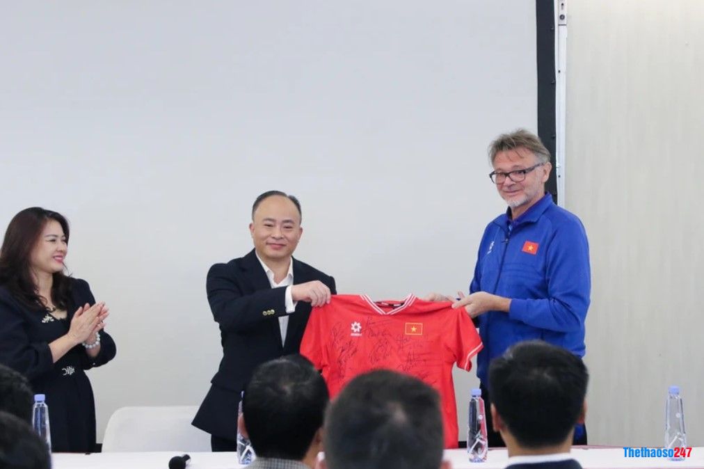 Đại sứ quán Việt Nam tại Qatar ghé thăm thầy trò HLV Troussier