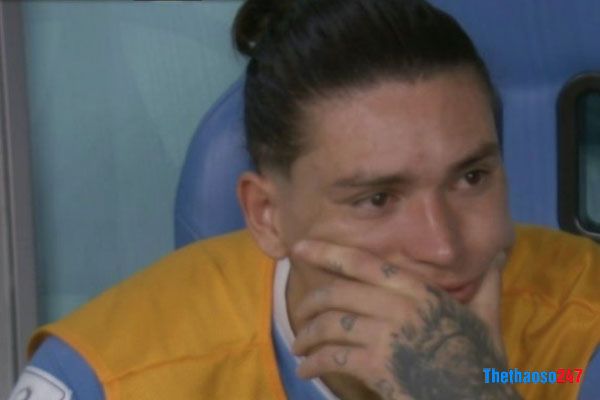 Người đàn em của Suarez cũng không kìm nổi nước mắt