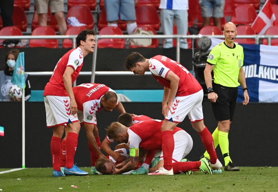 Eriksen gục ngã Eriksen gục ngã
