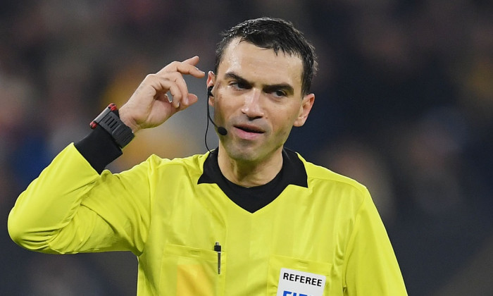 Trọng tài bắt chính trận đấu Ba Lan vs Slovakia Ovidiu Haţegan.