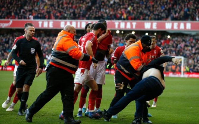 Fan Leicester City bạo loạn sau trận thua trước Nottingham