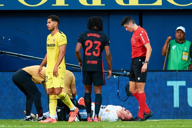 Thảm kịch Barcelona Ter Stegen đứt gân bánh chè, nghỉ đấu dài hạn