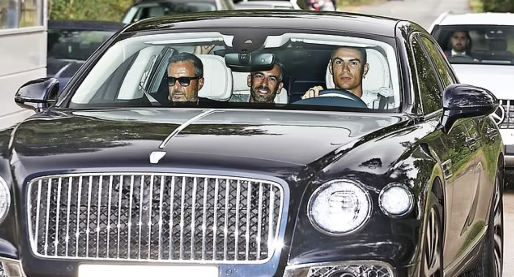 Ronaldo và người đại diện cũng có mặt tại Man United vào ngày hôm qua Ronaldo và người đại diện cũng có mặt tại Man United vào ngày hôm qua