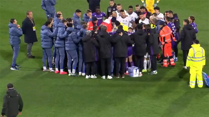 Phút 16 kinh hoàng tại Serie A Cầu thủ Fiorentina ngất xỉu, trận đấu giữa Fiorentina và Inter Milan bị hoãn