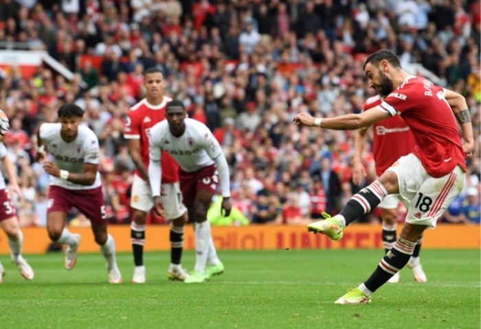 Bruno Fernandes sút hỏng phạt đền trong trận Aston Villa
