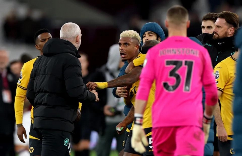 Mario Lemina Bị Tước Băng Đội Trưởng Tại Wolves Sau Vụ Xô Xát Hậu Trận Đấu