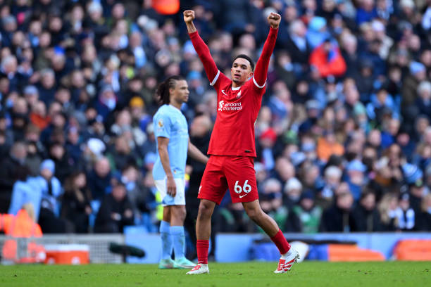 Alexander-Arnold Ngã Rẽ Sự Nghiệp Với Real Madrid và Barcelona Lăm Lăm