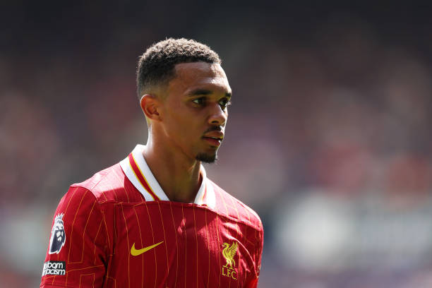 Alexander-Arnold Ngã Rẽ Sự Nghiệp Với Real Madrid và Barcelona Lăm Lăm