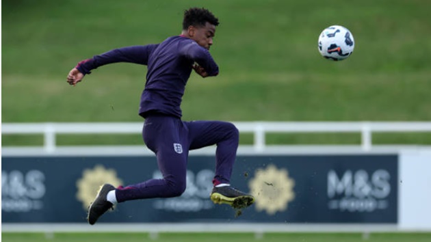 Aston Villa tham gia cuộc đua giành chữ ký tiền vệ Angel Gomes