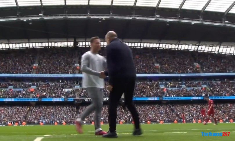 Guardiola có màn ăn mừng hài hước trước mặt cầu thủ Liverpool