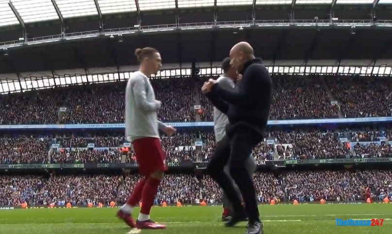 Guardiola có màn ăn mừng hài hước trước mặt cầu thủ Liverpool