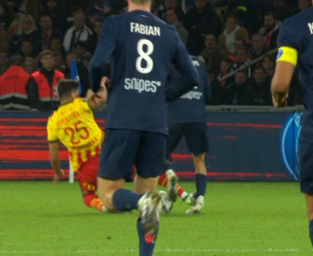 Achraf Hakimi bị phạm lỗi thô bạo, PSG thêm một lần nữa được hưởng lợi từ thẻ đỏ