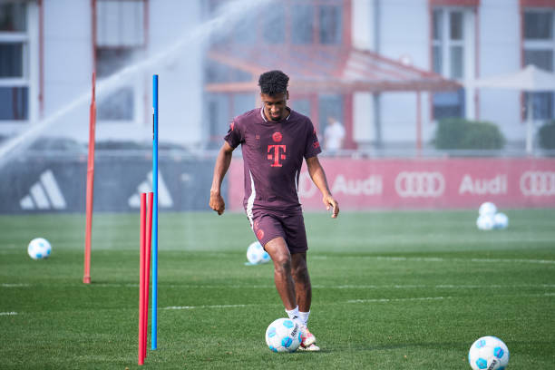 Kingsley Coman ăn mừng cột mốc 300 trận của Bayern Munich, ca ngợi tinh thần đồng đội dưới thời Vincent Kompany