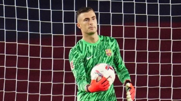 Mùa giải thăng hoa của Barcelona Flick tin tưởng Inaki Pena bất chấp sự cạnh tranh của Szczesny