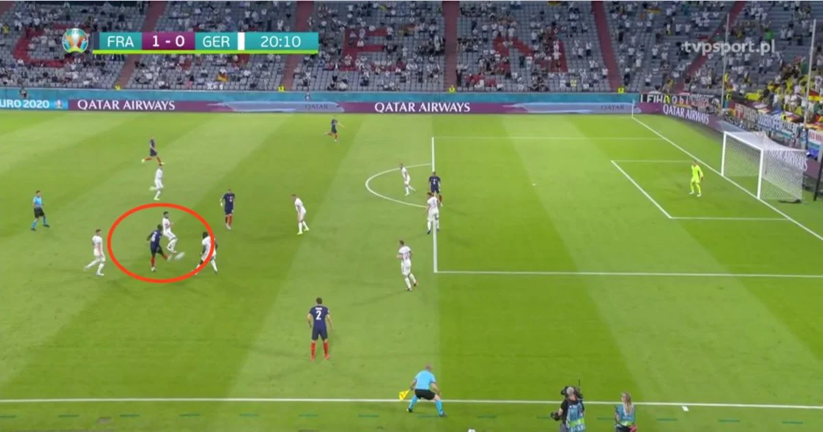 Pogba với những đường xẻ xuyên tuyến bất ngờ là món vũ khí nguy hiểm của Pháp Pogba với những đường xẻ xuyên tuyến bất ngờ là món vũ khí nguy hiểm của Pháp