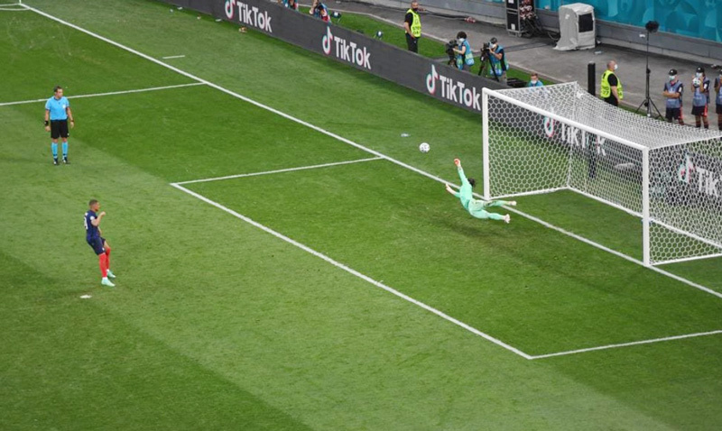 Mbappe đá hỏng penalty Mbappe đá hỏng penalty