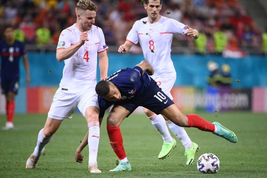 Các đối thủ đều dùng từ 2 người trở lên để theo kèm Mbappe Các đối thủ đều dùng từ 2 người trở lên để theo kèm Mbappe