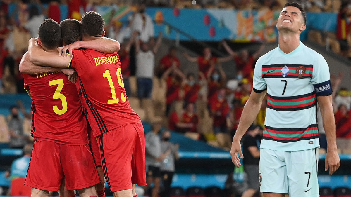 Ngay cả Ronaldo, tượng đài lớn của bóng đá châu Âu, cũng đã phải bất lực trước một lối chơi đầy khoa học và bài bản của Bỉ Ngay cả Ronaldo, tượng đài lớn của bóng đá châu Âu, cũng đã phải bất lực trước một lối chơi đầy khoa học và bài bản của Bỉ