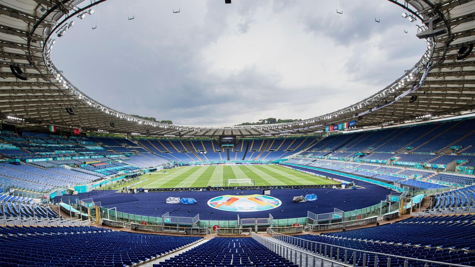 FA vốn dĩ được phân phối 16% trong số 16.000 chỗ ngồi được cho phép của sân Stadio Olimpico FA vốn dĩ được phân phối 16% trong số 16.000 chỗ ngồi được cho phép của sân Stadio Olimpico