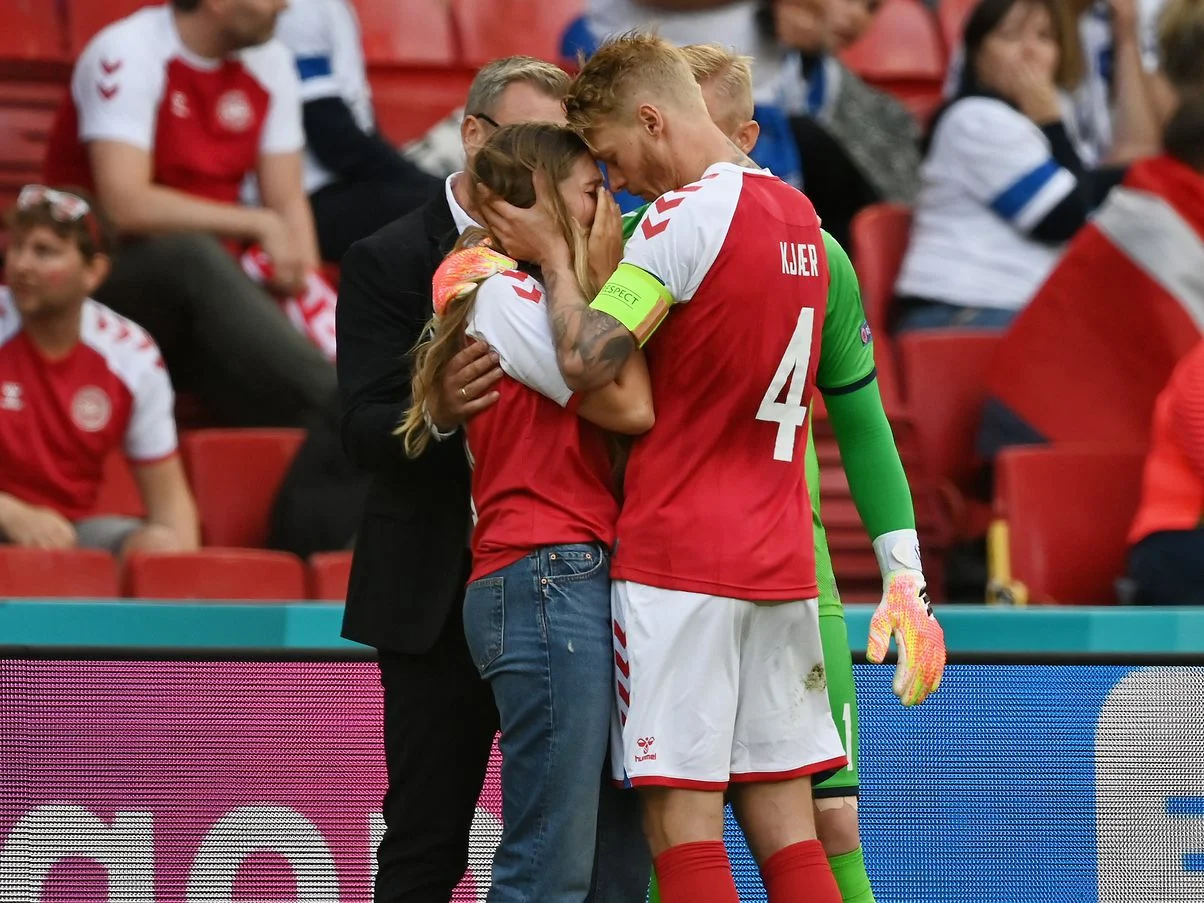 Simon Kjaer, ân nhân cứu mạng của Eriksen Simon Kjaer, ân nhân cứu mạng của Eriksen