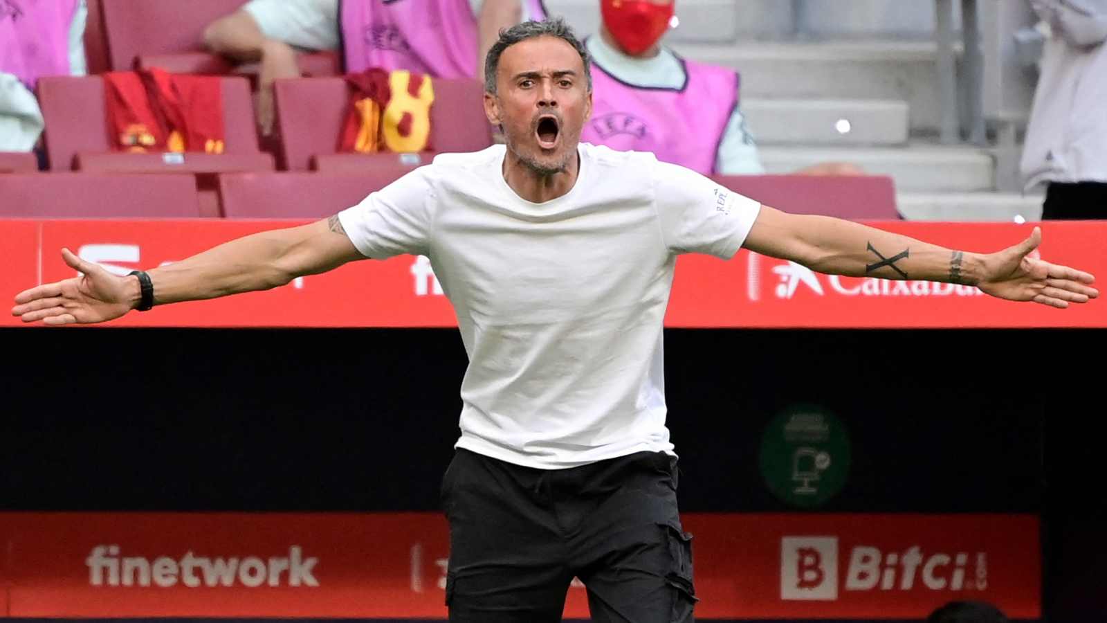 Luis Enrique đã nhận vô số chỉ trích từ đội hình triệu tập 24 cái tên cuối cùng của Tây Ban Nha