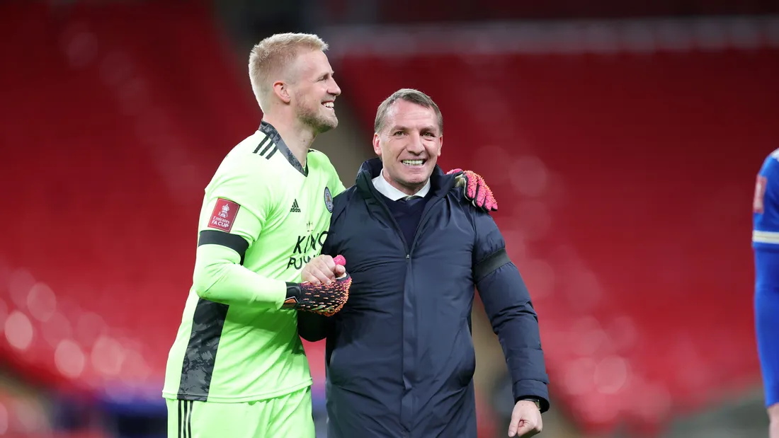 Kasper Schmeichel và huấn luyện viên trưởng của Leicester, Brendan Rodgers