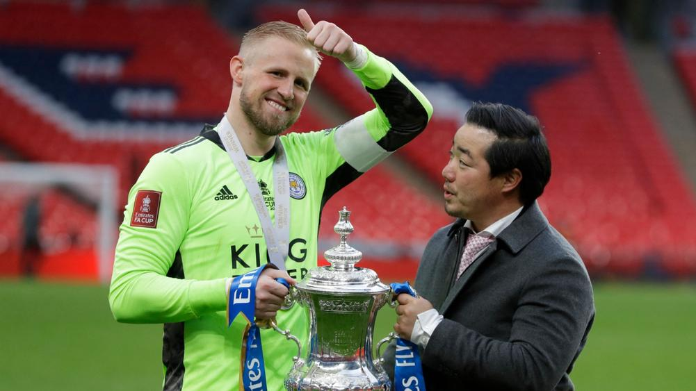 Chủ tịch Leicester City Aiyawatt Srivaddhanaprabha (bên phải) và thủ môn Kasper Schmeichel cùng nhau ăn mừng chiếc FA Cup