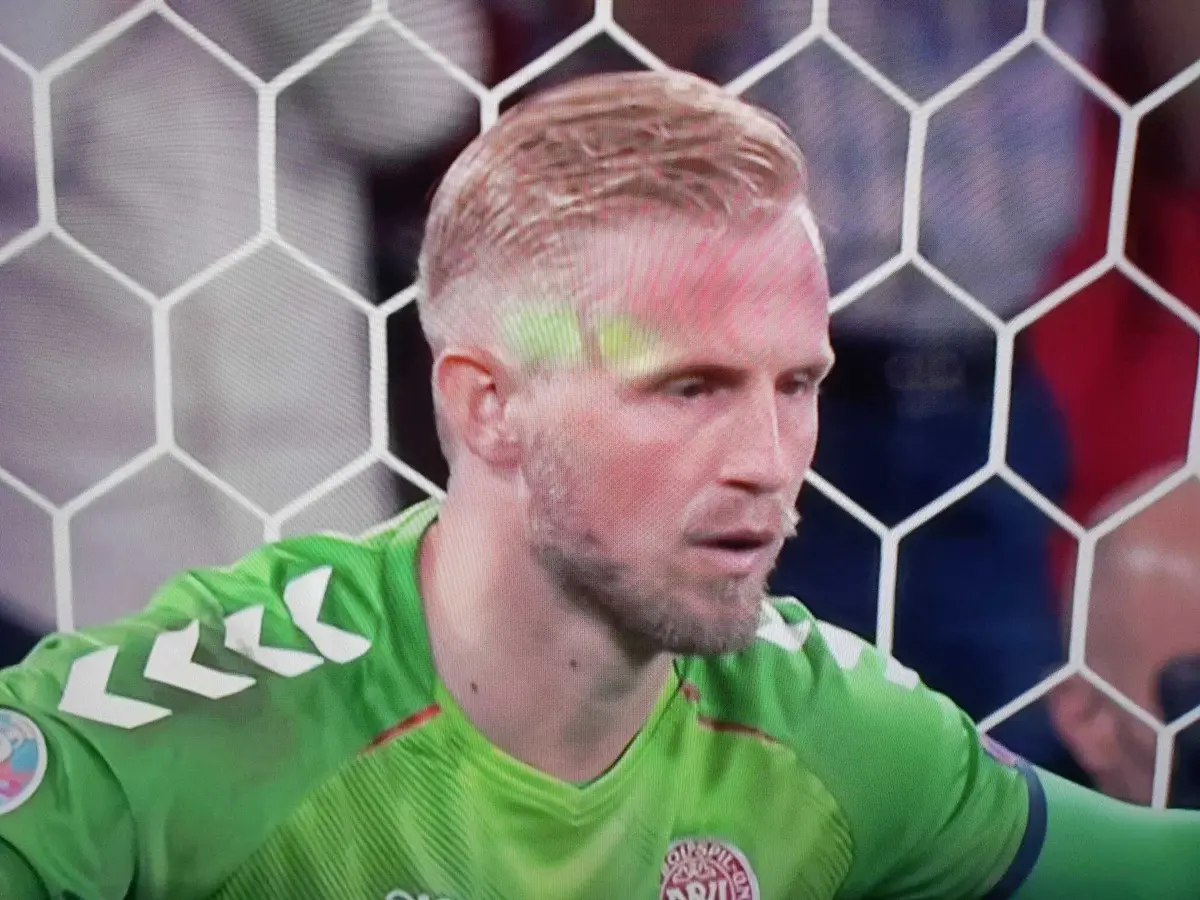 Cổ động viên Anh để lại ấn tượng xấu khi chiếu laser vào mặt thủ thành Kasper Schmeichel Cổ động viên Anh để lại ấn tượng xấu khi chiếu laser vào mặt thủ thành Kasper Schmeichel