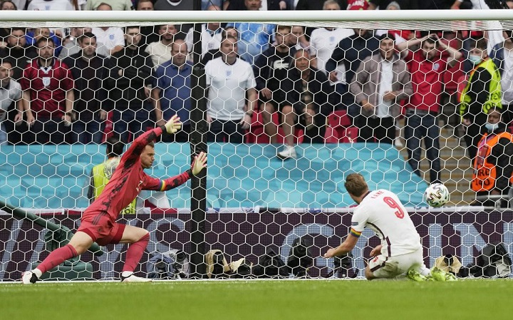 Harry Kane đánh đầu vào lưới Đức