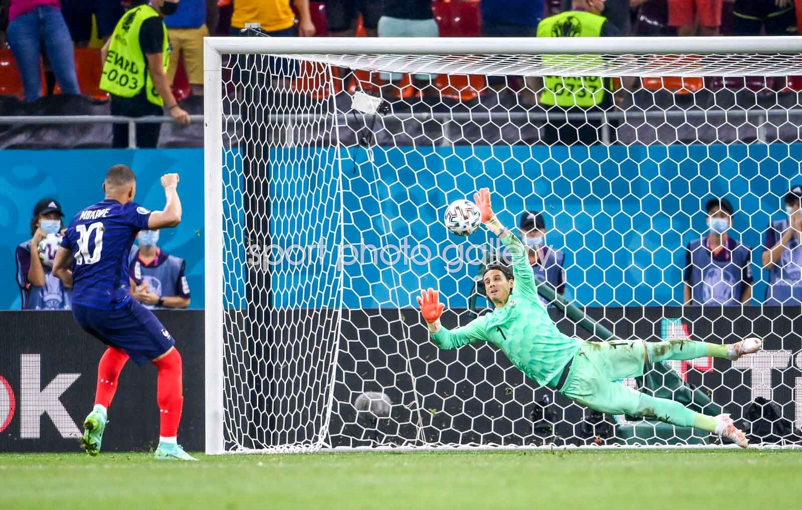 Mbappe đá vào bên phải và Sommer dễ dàng cản phá