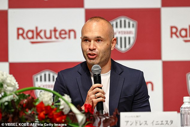 Iniesta chính thức ký hợp đồng mới với CLB Nhật Bản dù đã bước sang tuổi 37