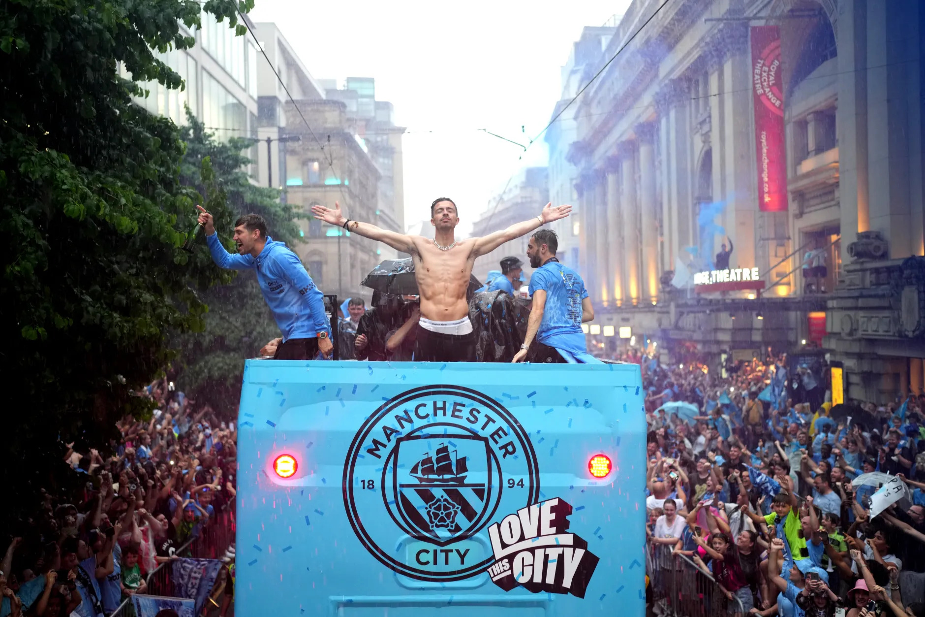 Ngôi sao 100 triệu bảng Jack Grealish: Linh hồn của bữa tiệc và những màn ăn mừng xa hoa