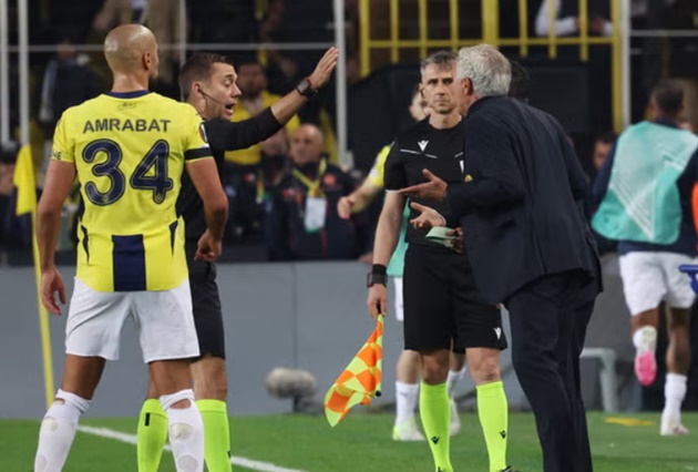 Mourinho châm biếm sau khi nhận thẻ đỏ trong trận gặp Manchester United