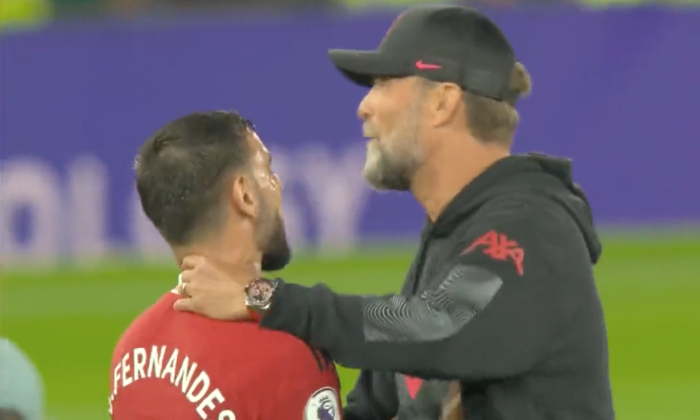 Sau trận, Klopp đã nắm chặt cổ và có những trao đổi với Bruno Fernandes