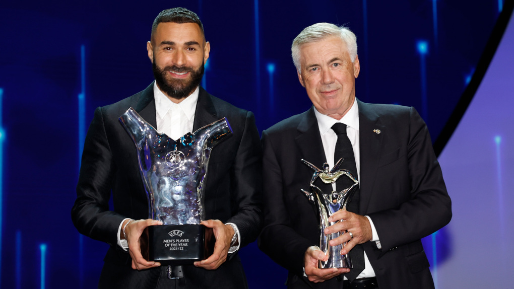 Carlo Ancelotti cũng vinh dự nhận danh hiệu HLV hay nhất mùa 